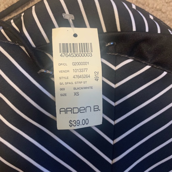 NWT PADDED ARDEN B. CROP TOP BLACK & WHITE - Picture 4 of 4
